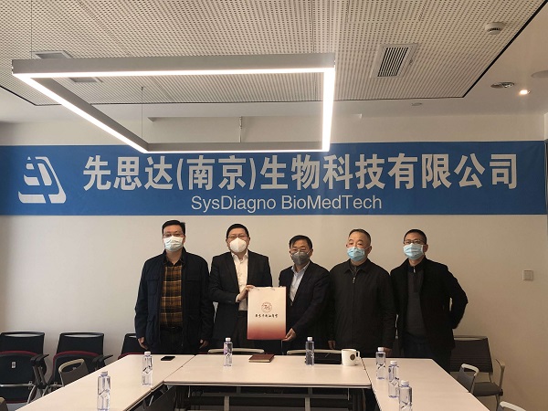 常务副会长徐正林自掏腰包请调研小组在农家小院吃了一顿工作餐.