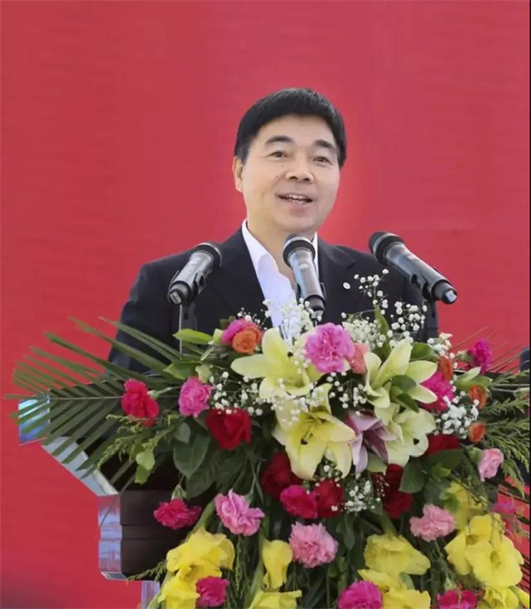 刘标先生主持   中复神鹰董事长张国良向来宾介绍了万吨基地情况