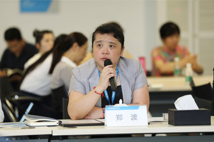 图片说明:苏宁易购人事总监郑波介绍苏宁易购在人力资源管理,和谐劳动