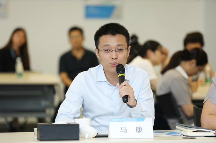 图片说明:苏宁易购集团副总裁马康介绍苏宁易购发展概况.